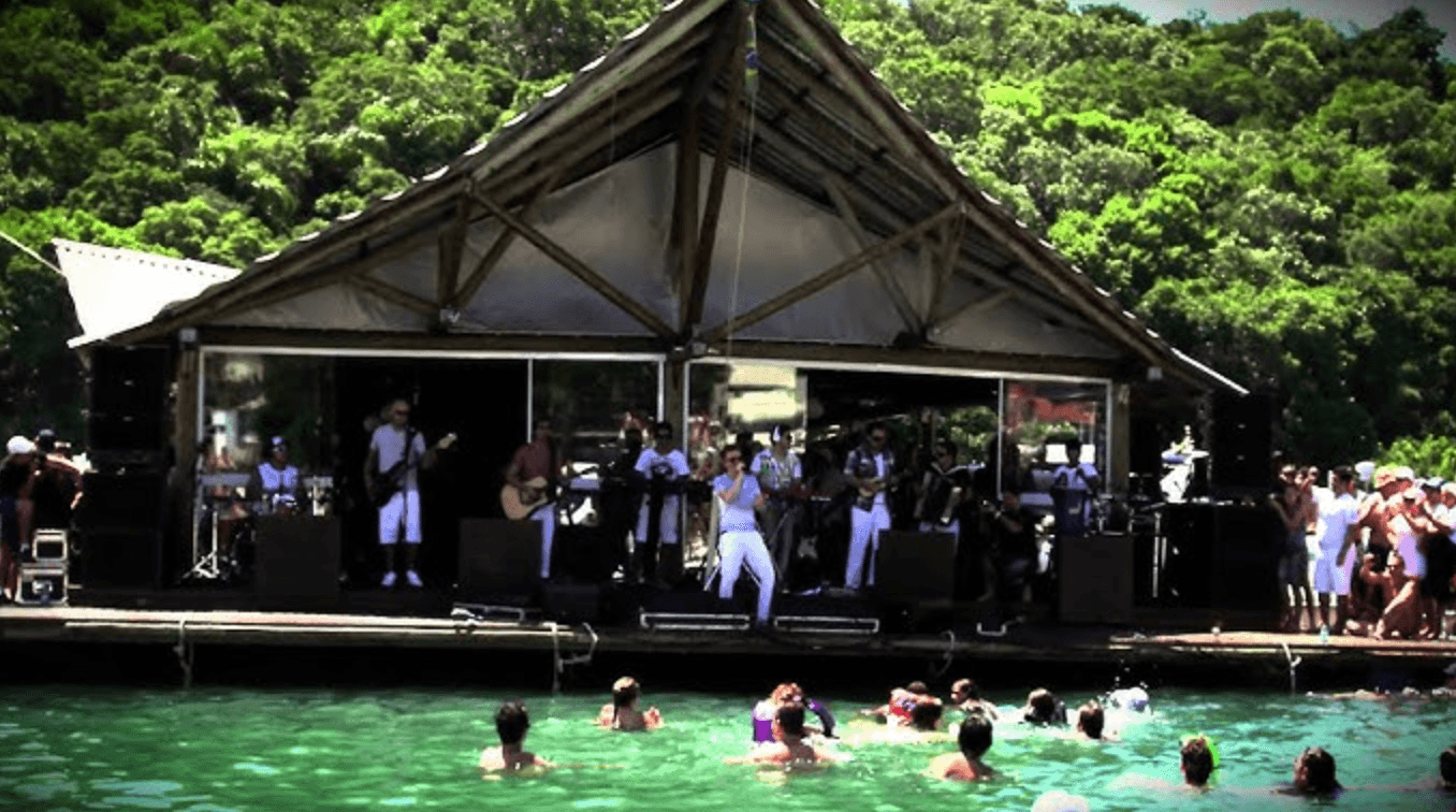 Bar flutuante com banda ao vivo e banhistas no Caixa D'Aço