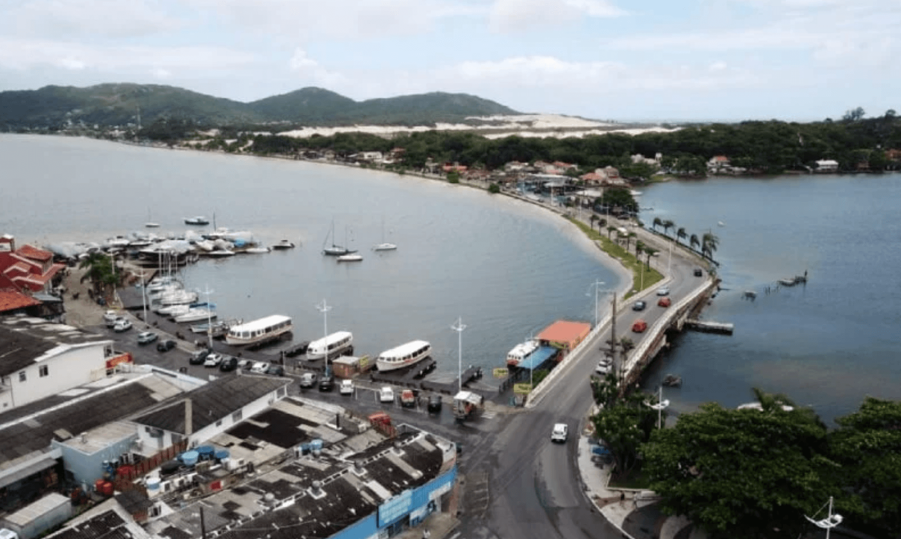 Vista aérea do canal e do píer de barcos na Lagoa da Conceição